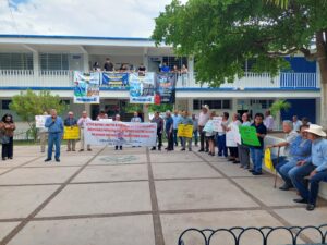 Protestan jubilados de la UAS en Facultad de Derecho en Los Mochis