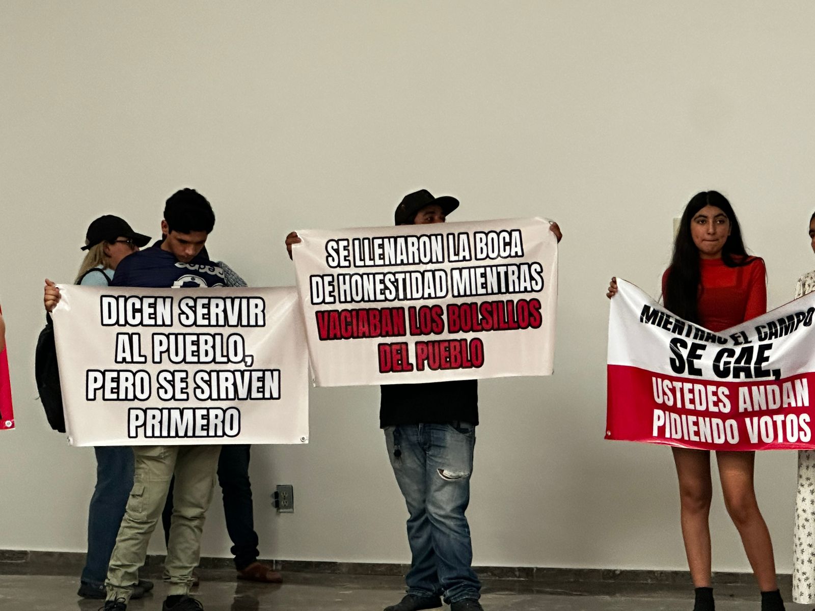 protestantes contra morena se aparecieron en informe de mazatlan