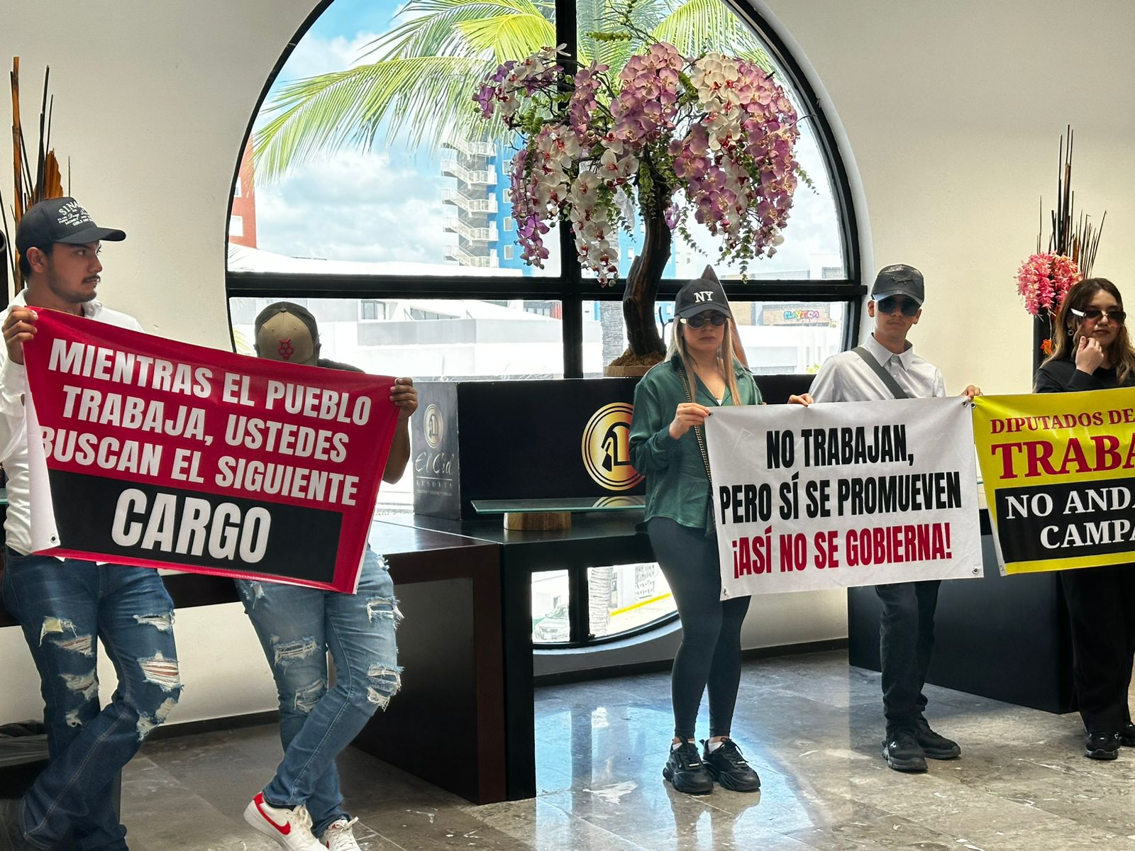 protestantes contra morena se aparecieron en informe de mazatlan