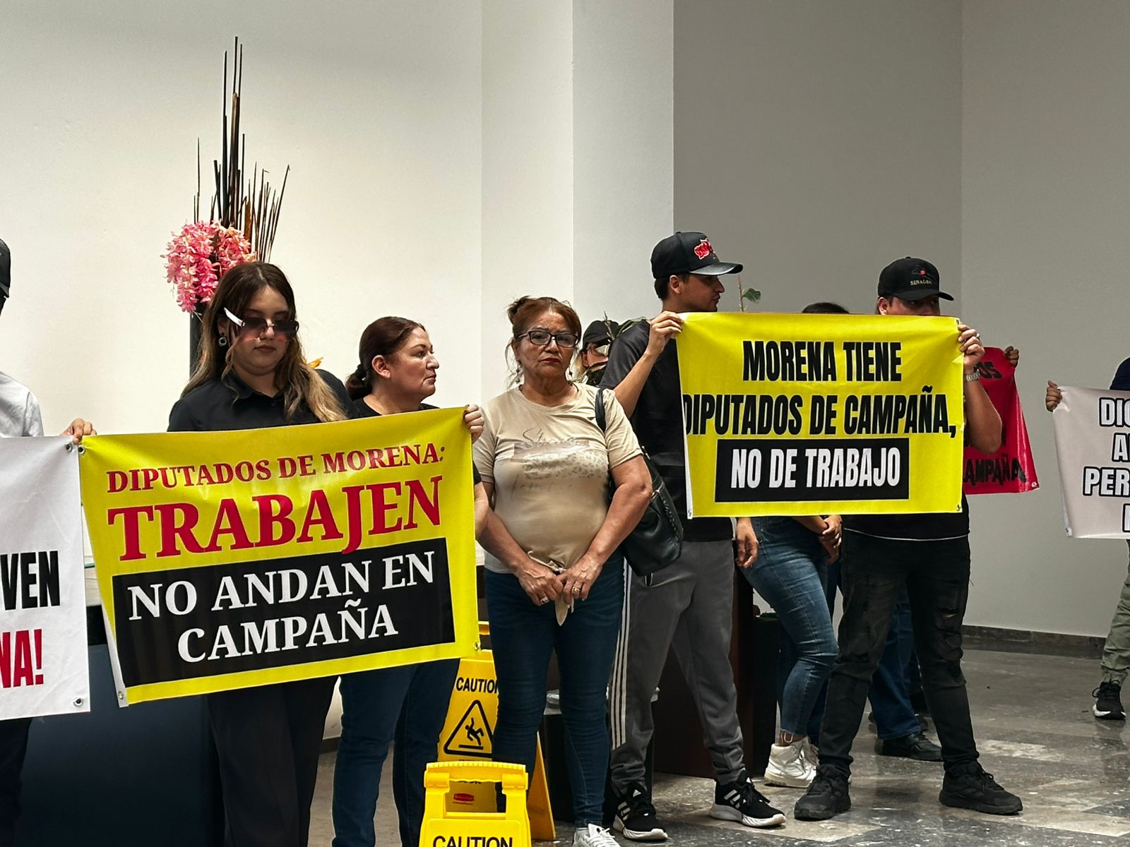 protestantes contra morena se aparecieron en informe de mazatlan