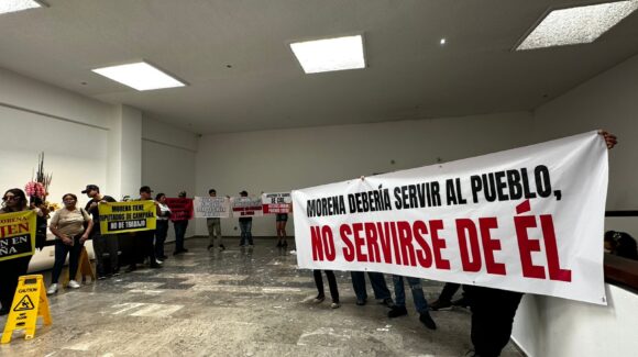 ‘Se aparecen’ protestantes en informe legislativo federal de Morena en Mazatlán, Sinaloa