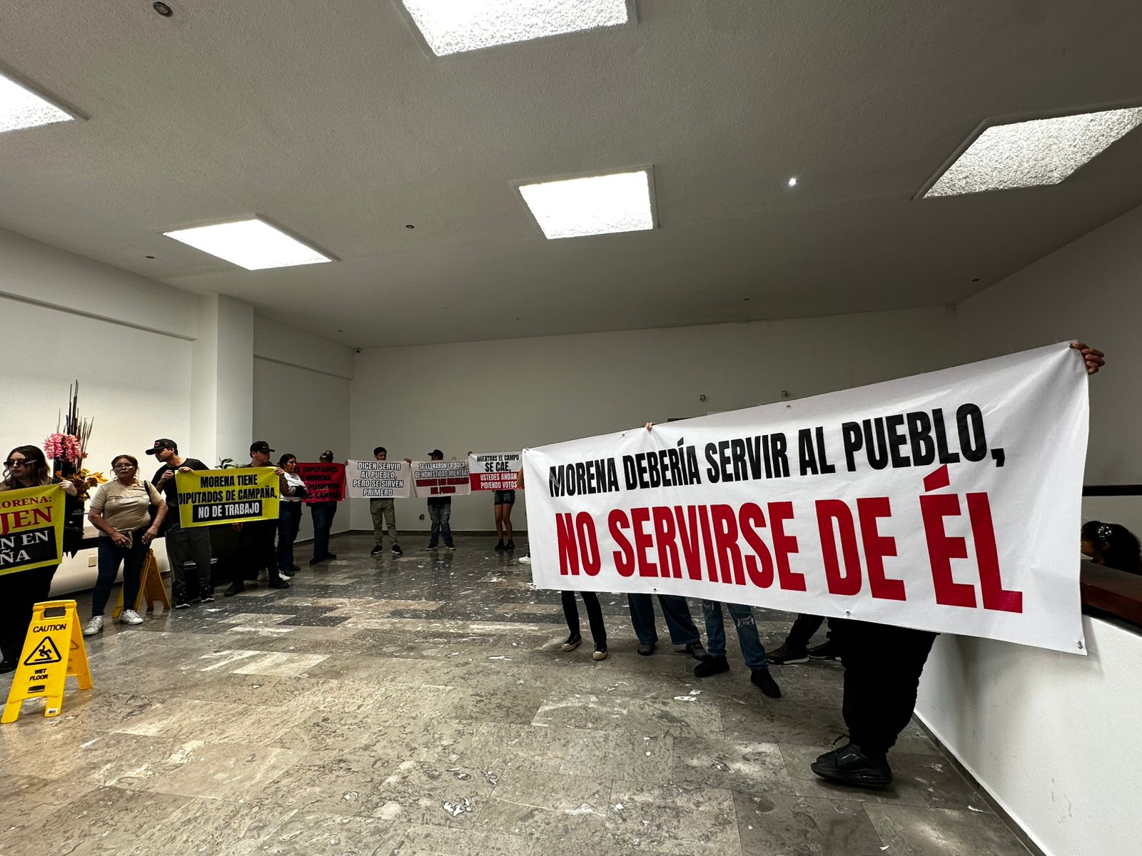 protestantes contra morena se aparecieron en informe de mazatlan