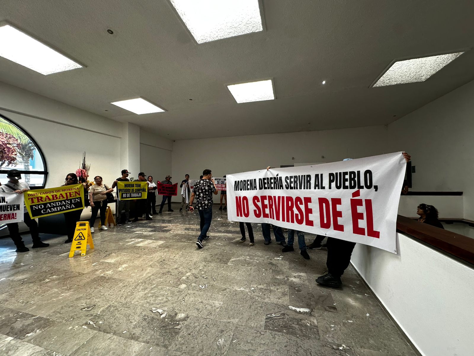 protestantes contra morena se aparecieron en informe de mazatlan