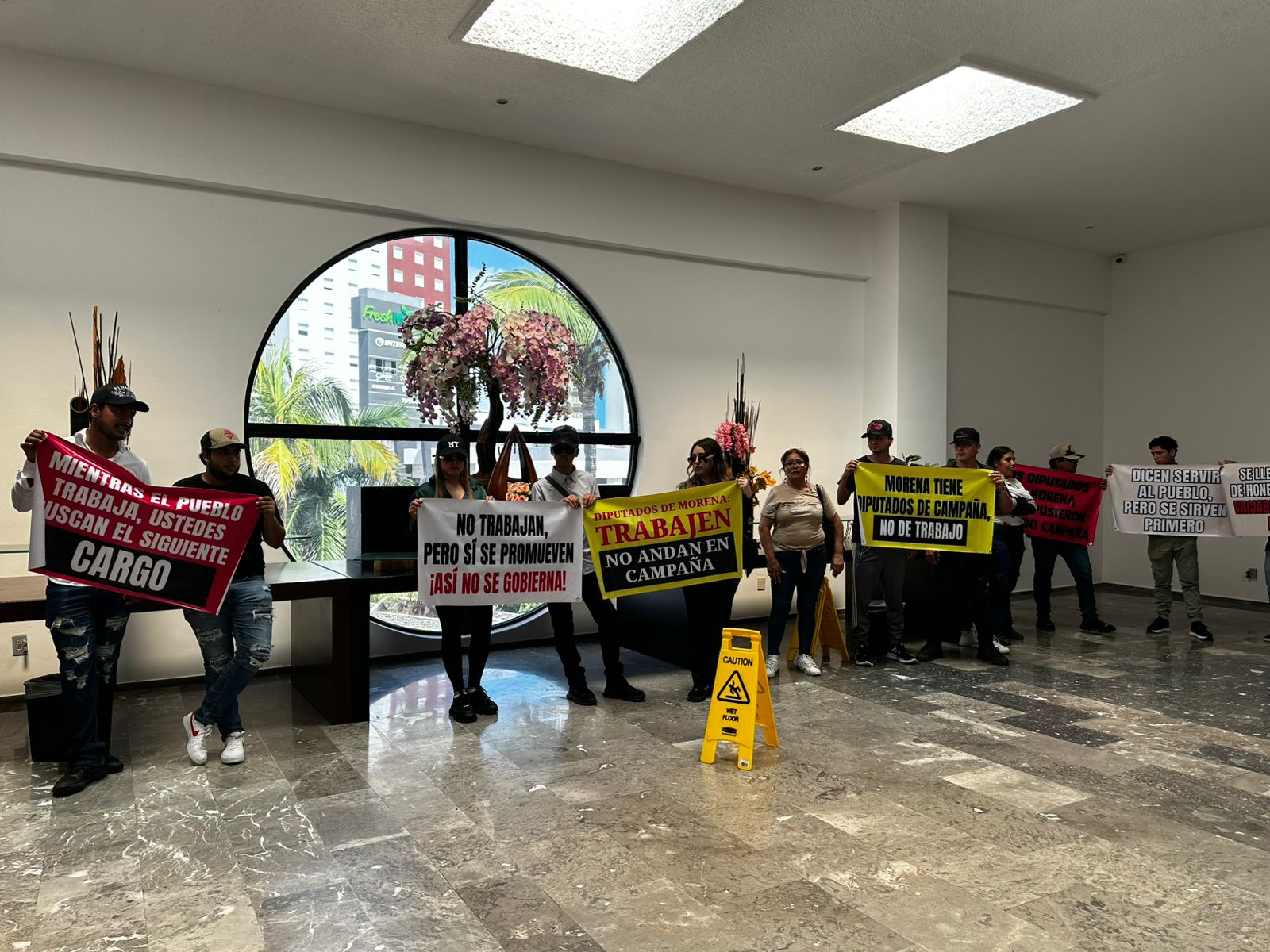 protestantes contra morena se aparecieron en informe de mazatlan