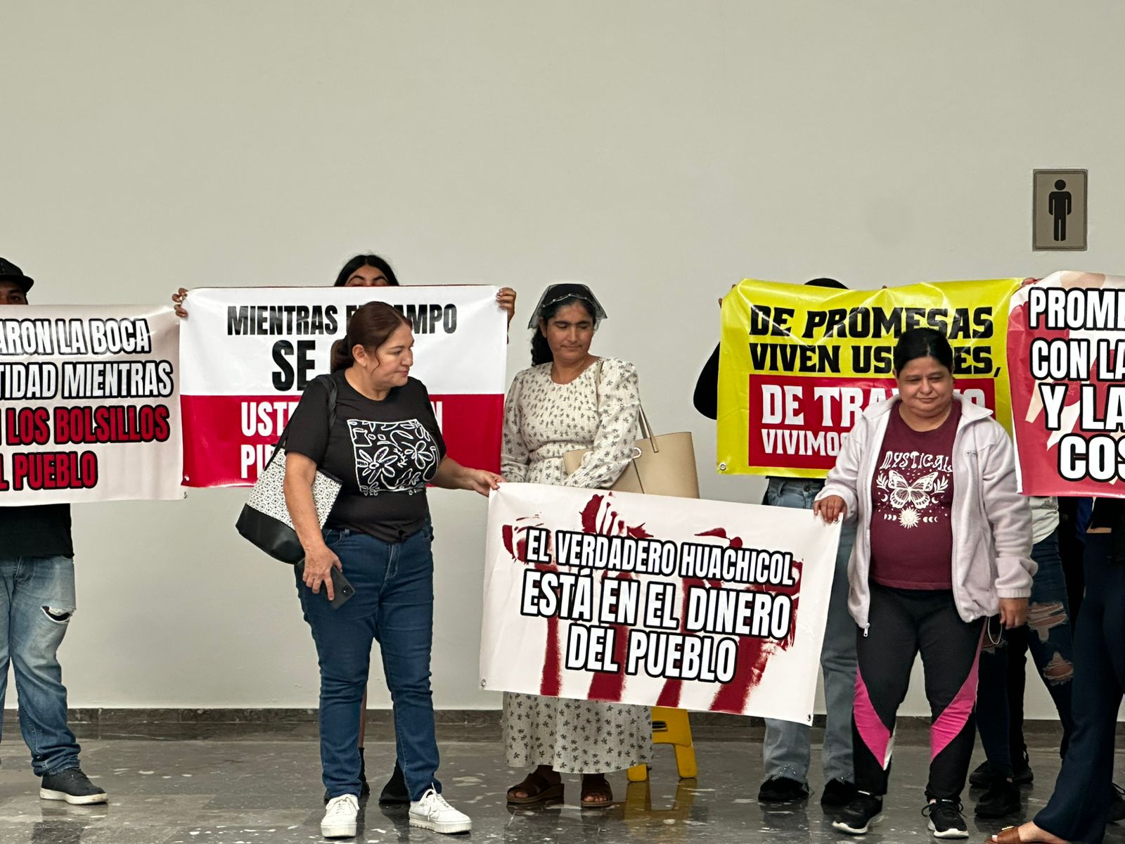 protestantes contra morena se aparecieron en informe de mazatlan