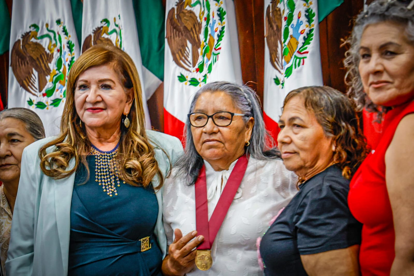 señora Josefa Velázquez Zambrano con la diputada Tere Guerra
