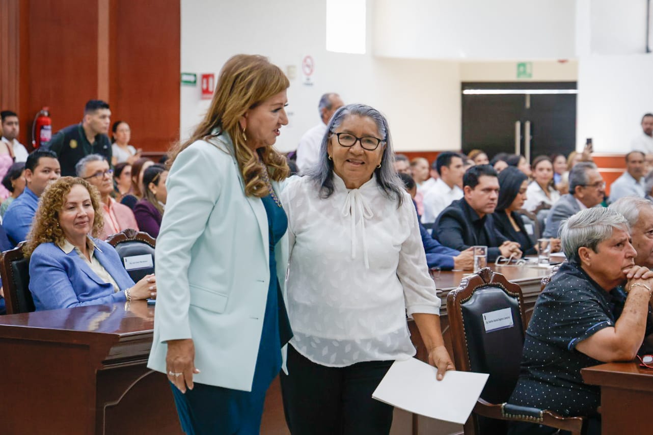 señora Josefa Velázquez Zambrano con la diputada Tere Guerra