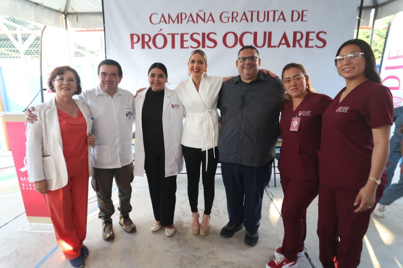 Estrella Palacios Domínguez en el evento reconoció la labor de los especialistas de la UNAM en la Campaña Gratuita de Prótesis Oculares 2025 en Mazatlán, Sinaloa