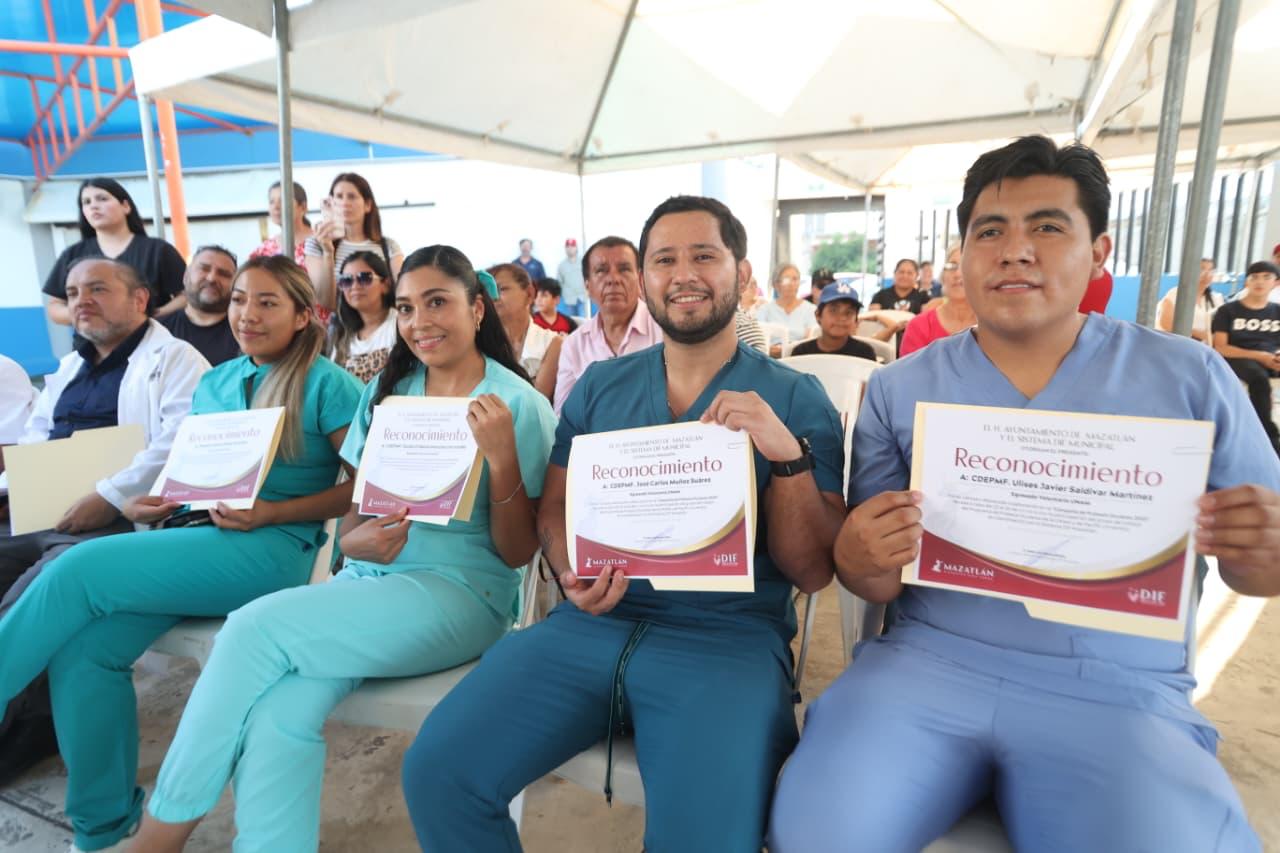 Estrella Palacios Domínguez en el evento reconoció la labor de los especialistas de la UNAM en la Campaña Gratuita de Prótesis Oculares 2025 en Mazatlán, Sinaloa