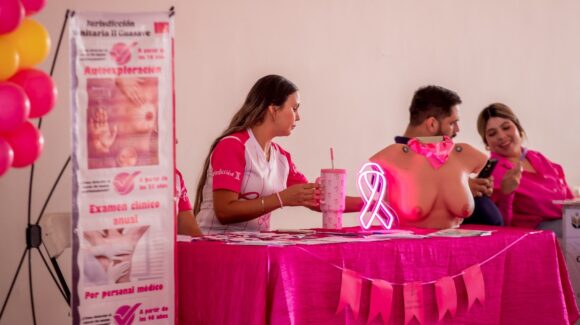 Con lazo rosa monumental y feria de salud, refuerzan prevención del cáncer de mama en Guasave, Sinaloa