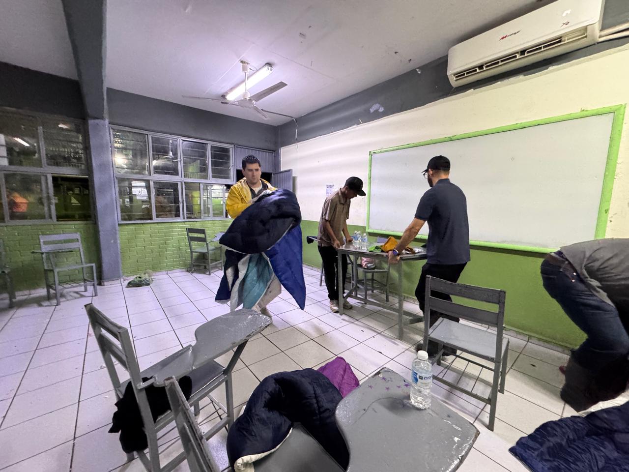 Refugio temporal en el Cobaes 02 de Los Mochis tras lluvias
