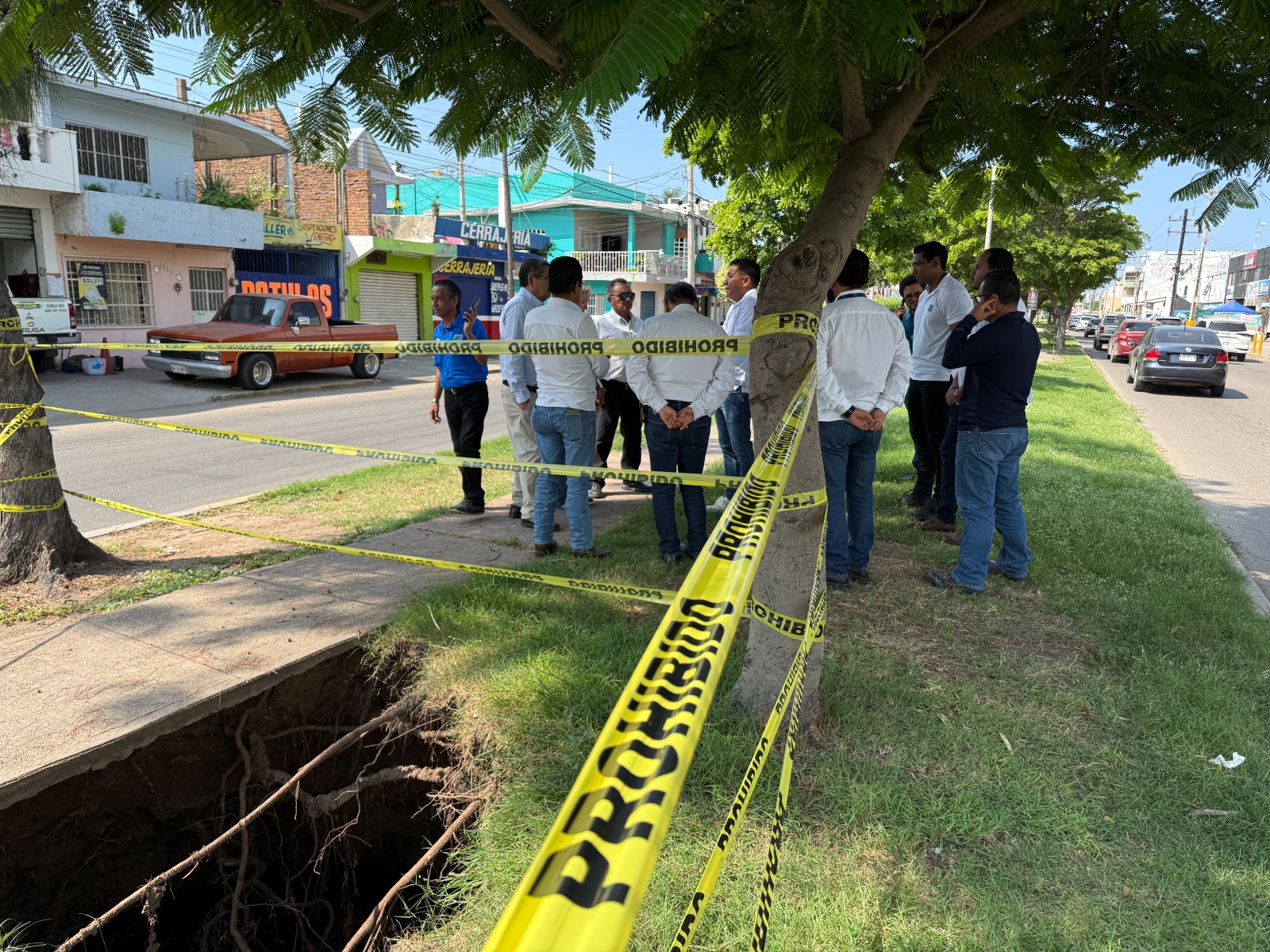 Alistan reparación del socavón en avenida Insurgentes de Mazatlán