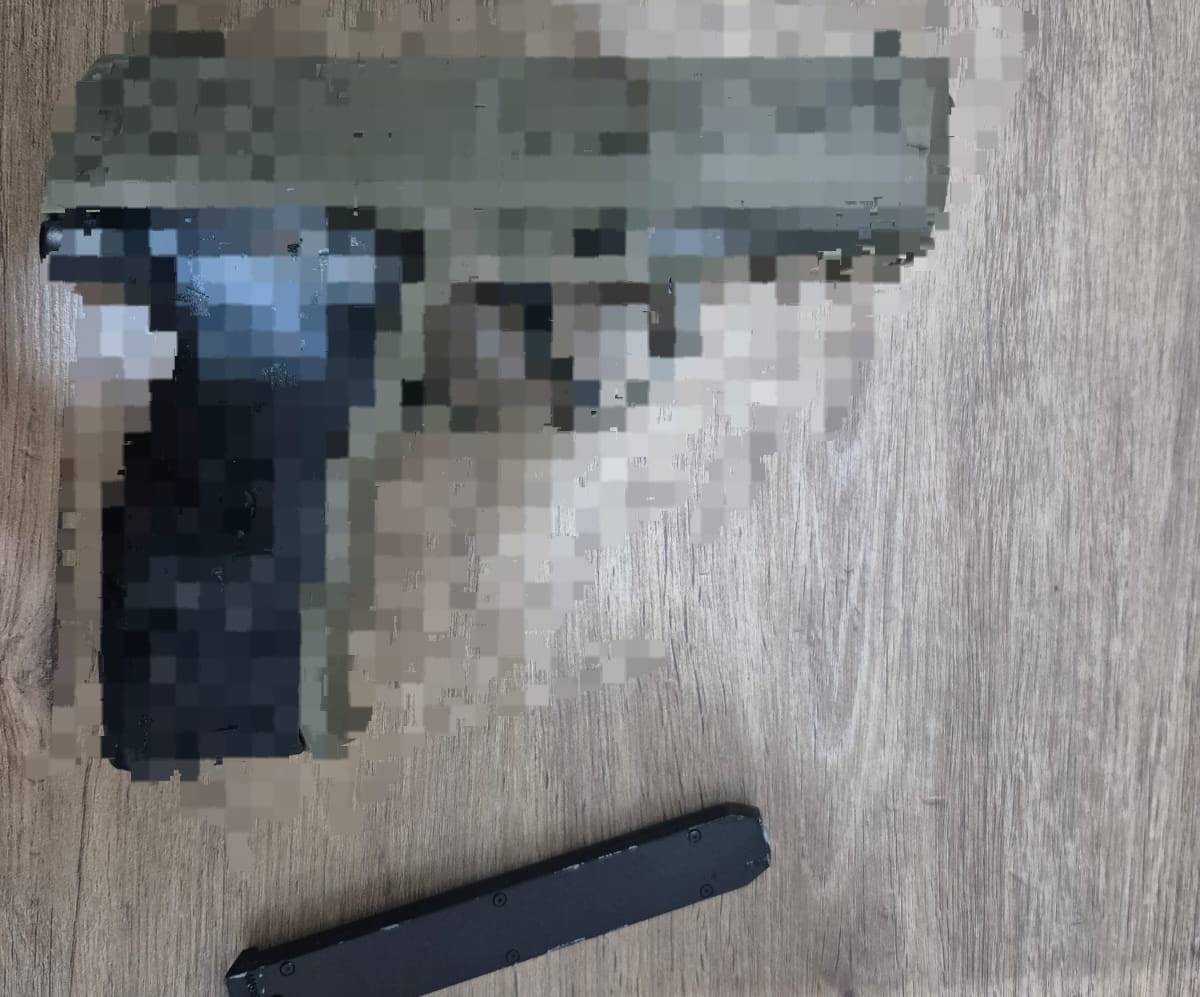 replica de arma decomisada a los detenidos
