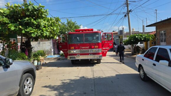 Rescatan a dos adultos mayores durante incendio en vivienda de Villa Unión, Mazatlán, Sinaloa