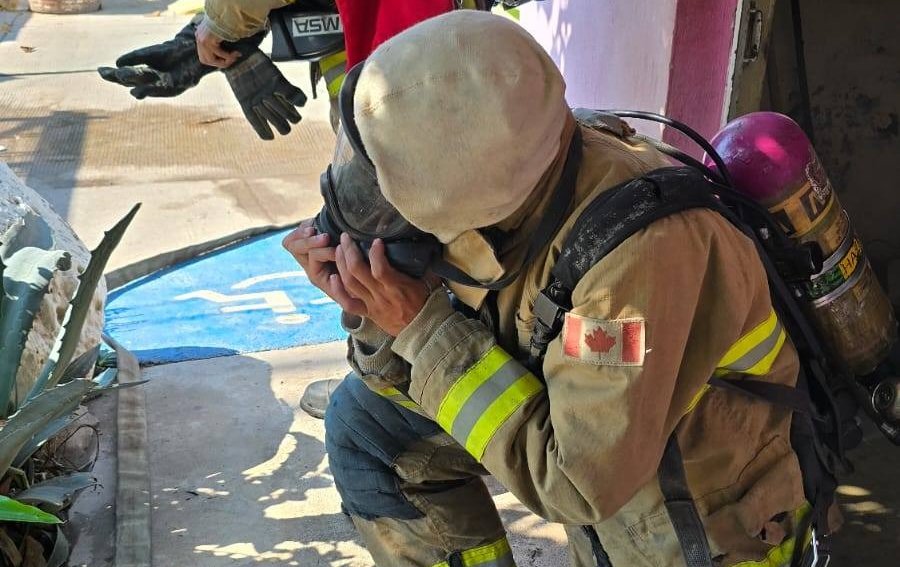 rescatan a dos adultos en incendio de vivienda de villa union sin