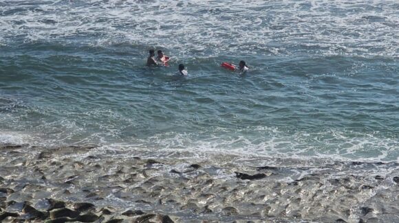 Salvavidas municipales rescatan a tres bañistas en distintas playas de Mazatlán, Sinaloa