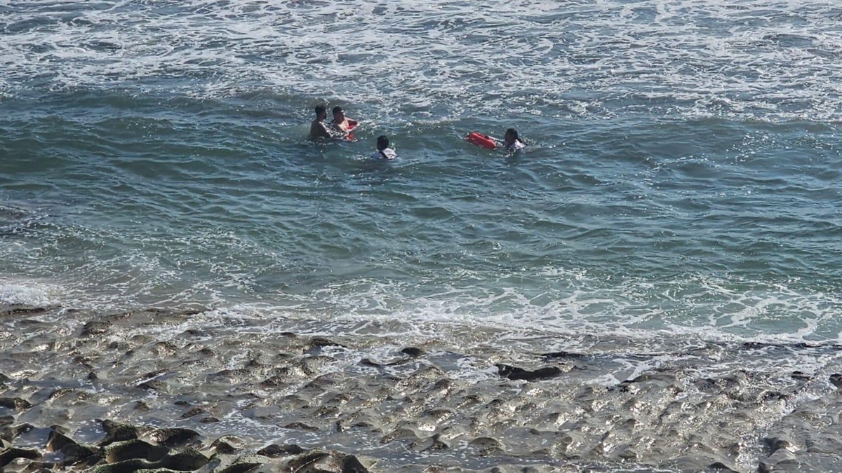Rescatan a turistas de playas de Mazatlán