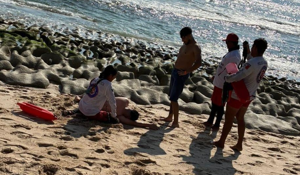 Rescatan a turistas de playas de Mazatlán