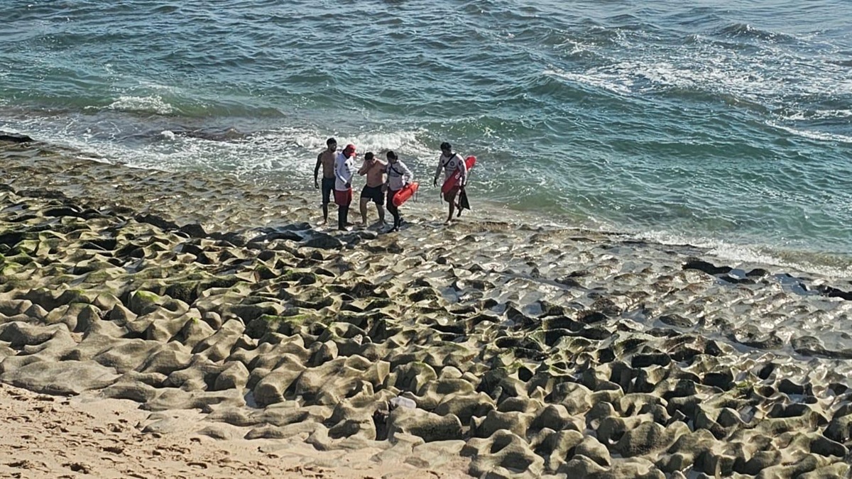 Rescatan a turistas de playas de Mazatlán