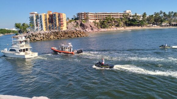 Rescatan a tripulantes de embarcación averiada y bañistas en peligro en playas de Mazatlán, Sinaloa