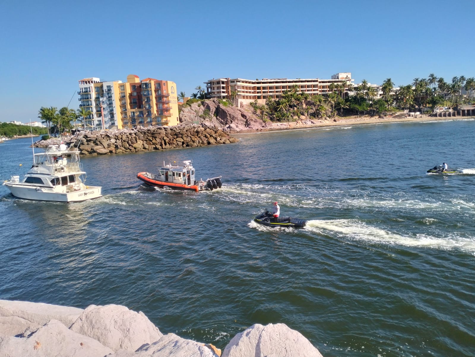 rescatan embarcacion averiada en mazatlan