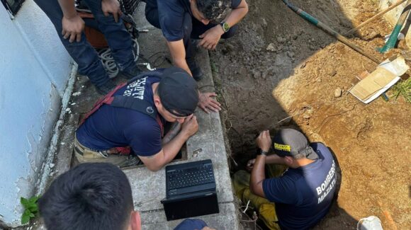 Heroico rescate en Mazatlán, Sinaloa este martes 21 de octubre, Bomberos salvan a dos gatitos atrapados en un tubo pluvial