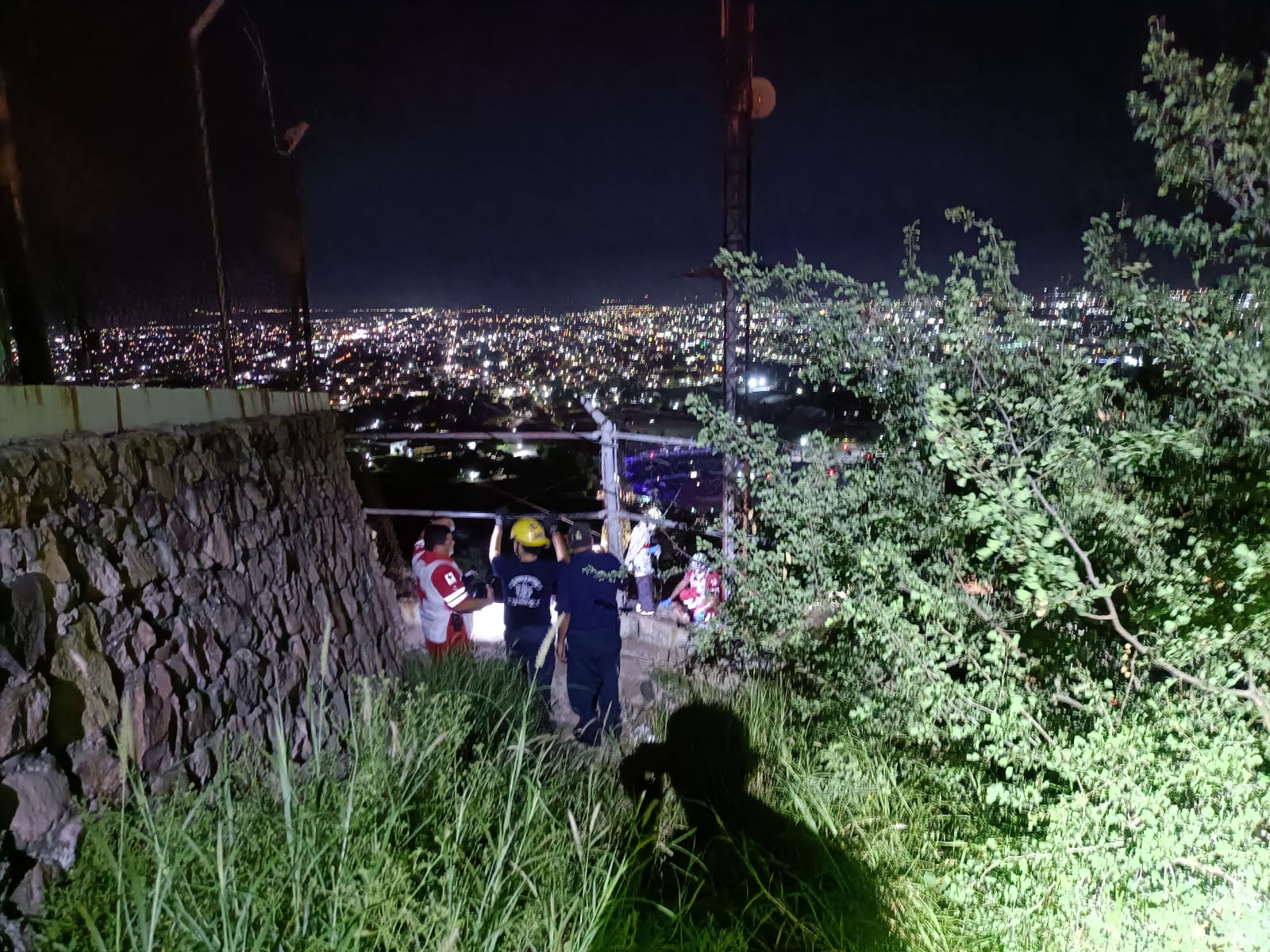 rescate de joven en el cerro de la memoria