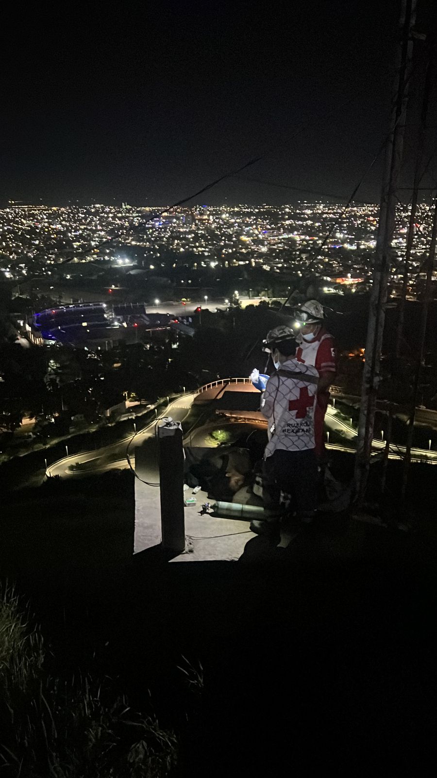 rescate de joven en el cerro de la memoria