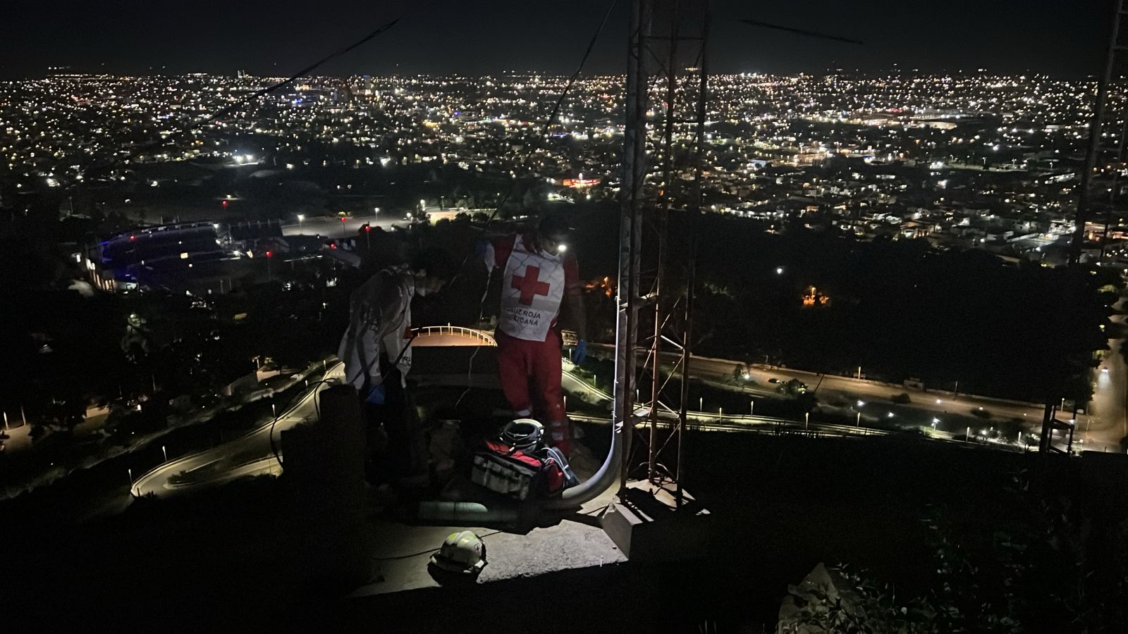 rescate de joven en el cerro de la memoria