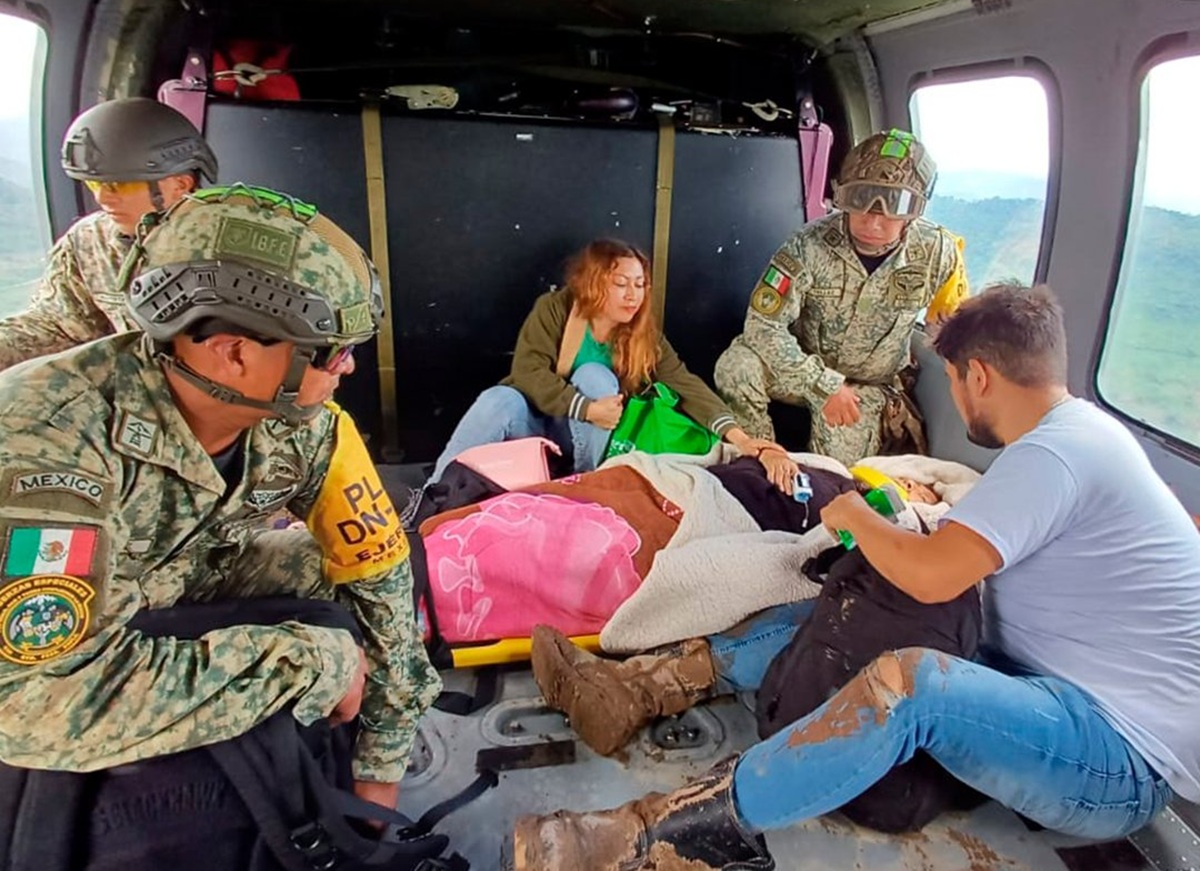 Rescate de personas afectadas por las lluvias por elementos de la Defensa Nacional