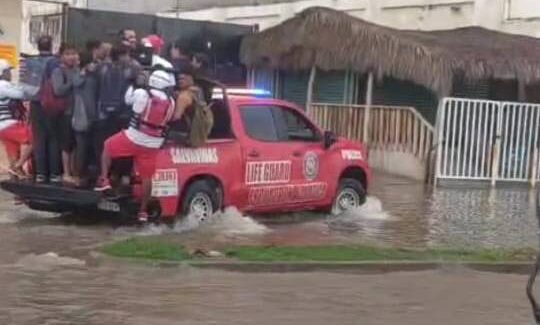 Se activan rescates en la Zona Dorada de Mazatlán, Sinaloa tras fuertes lluvias