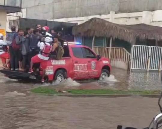 rescate de personas varadas por lluvias en mazatlan