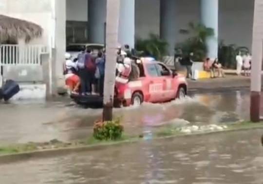 rescate de personas varadas por lluvias en mazatlan