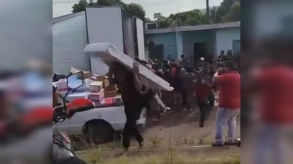 ¡Esta vez no fue rapiña! Pobladores roban artículos de papelería de tráiler varado por falla mecánica en carretera en Escuinapa, Sinaloa