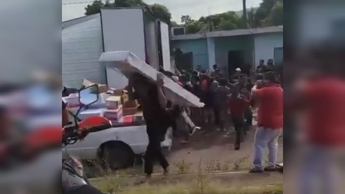 Roban tráiler cargado con papelería en Palmillas, Escuinapa