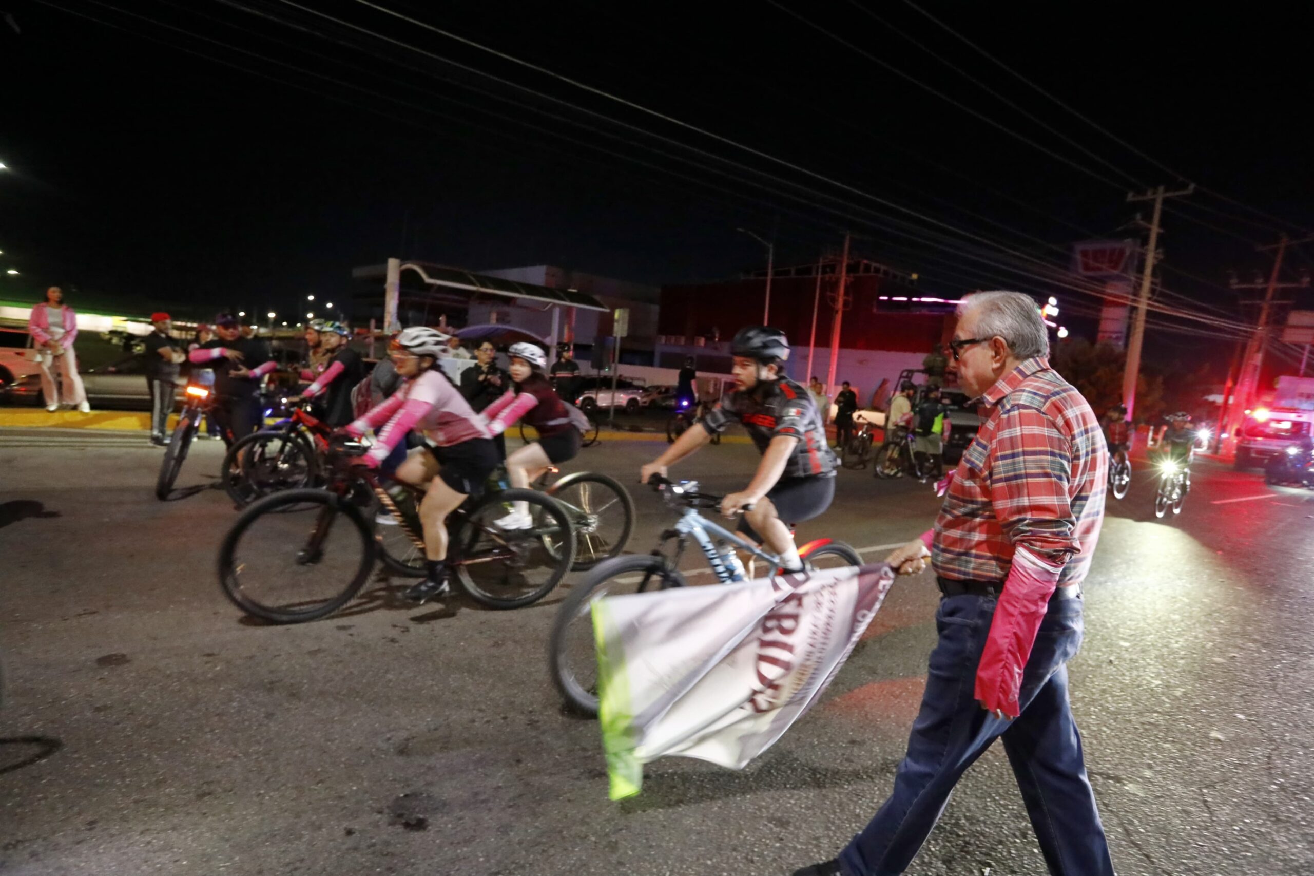Rocha da el banderazo de inicio de la Rodada Rosa 2025