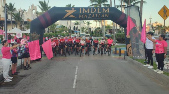 ¡Por todas las que están en la lucha! Malecón de Mazatlán, Sinaloa se llena de causa con la Rodada Rosa