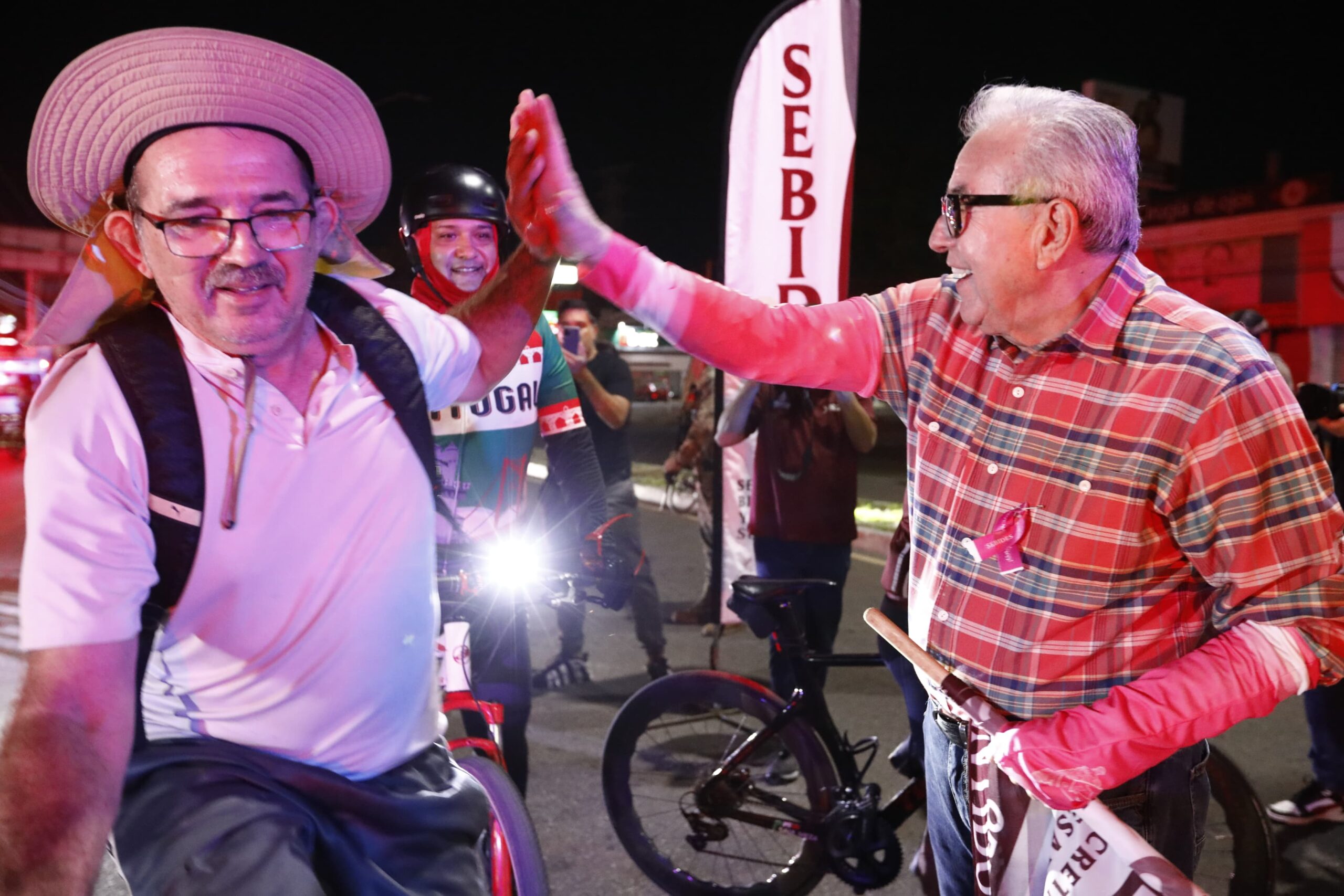 Rocha da el banderazo de inicio de la Rodada Rosa 2025