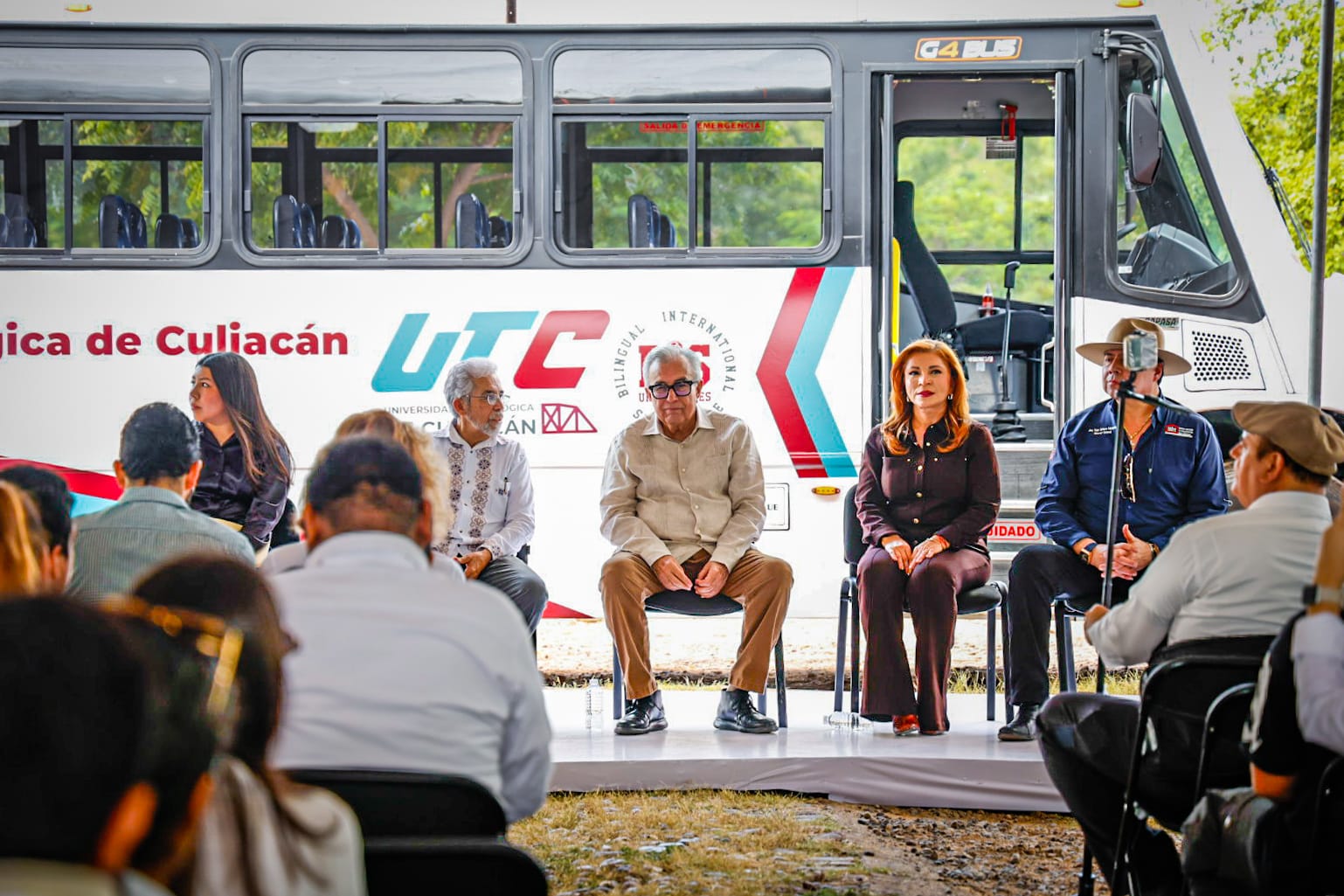Rubén Rocha Moya entrega apoyos en la Universidad Tecnológica de Culiacán