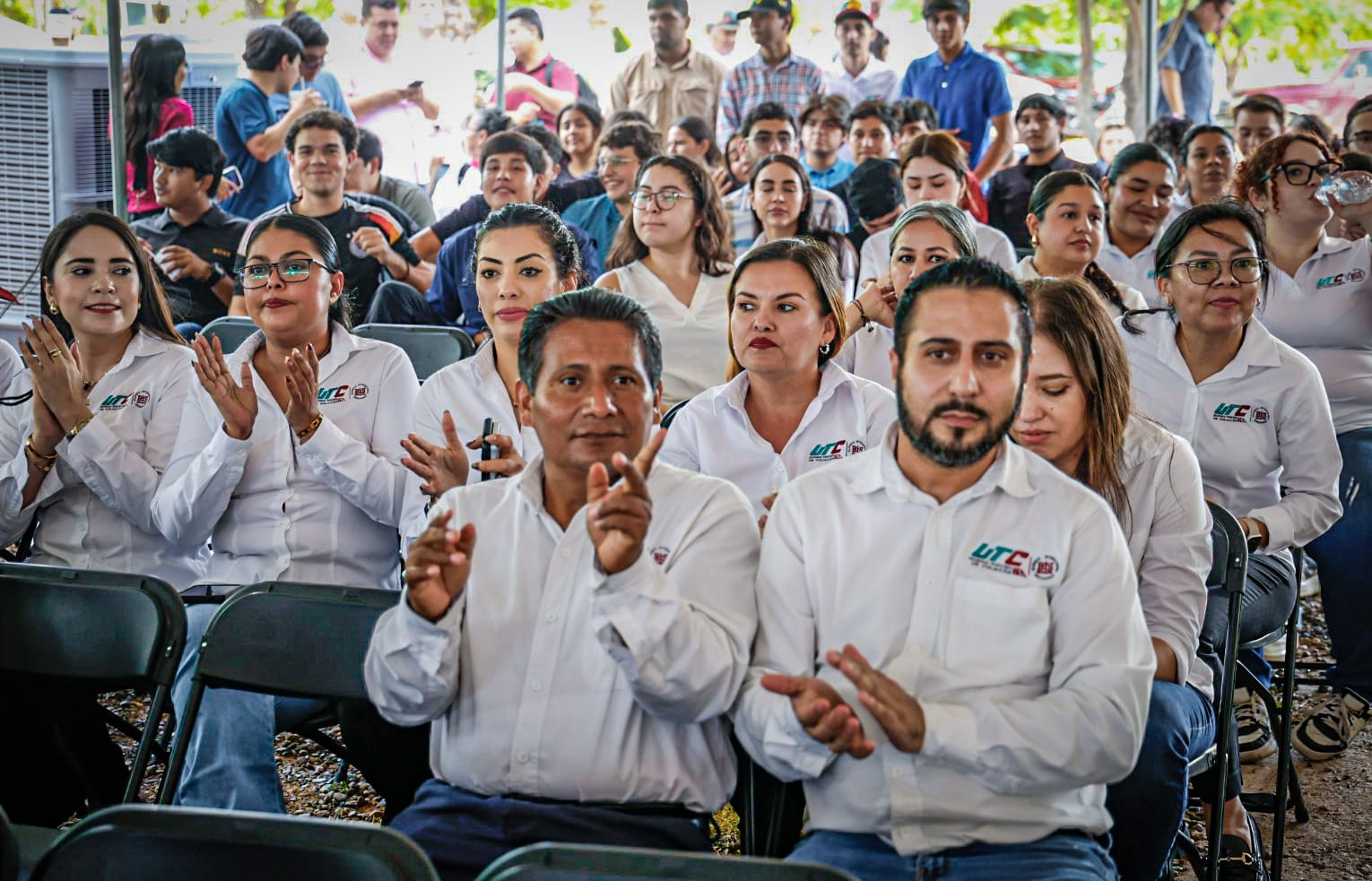 Rubén Rocha Moya entrega apoyos en la Universidad Tecnológica de Culiacán