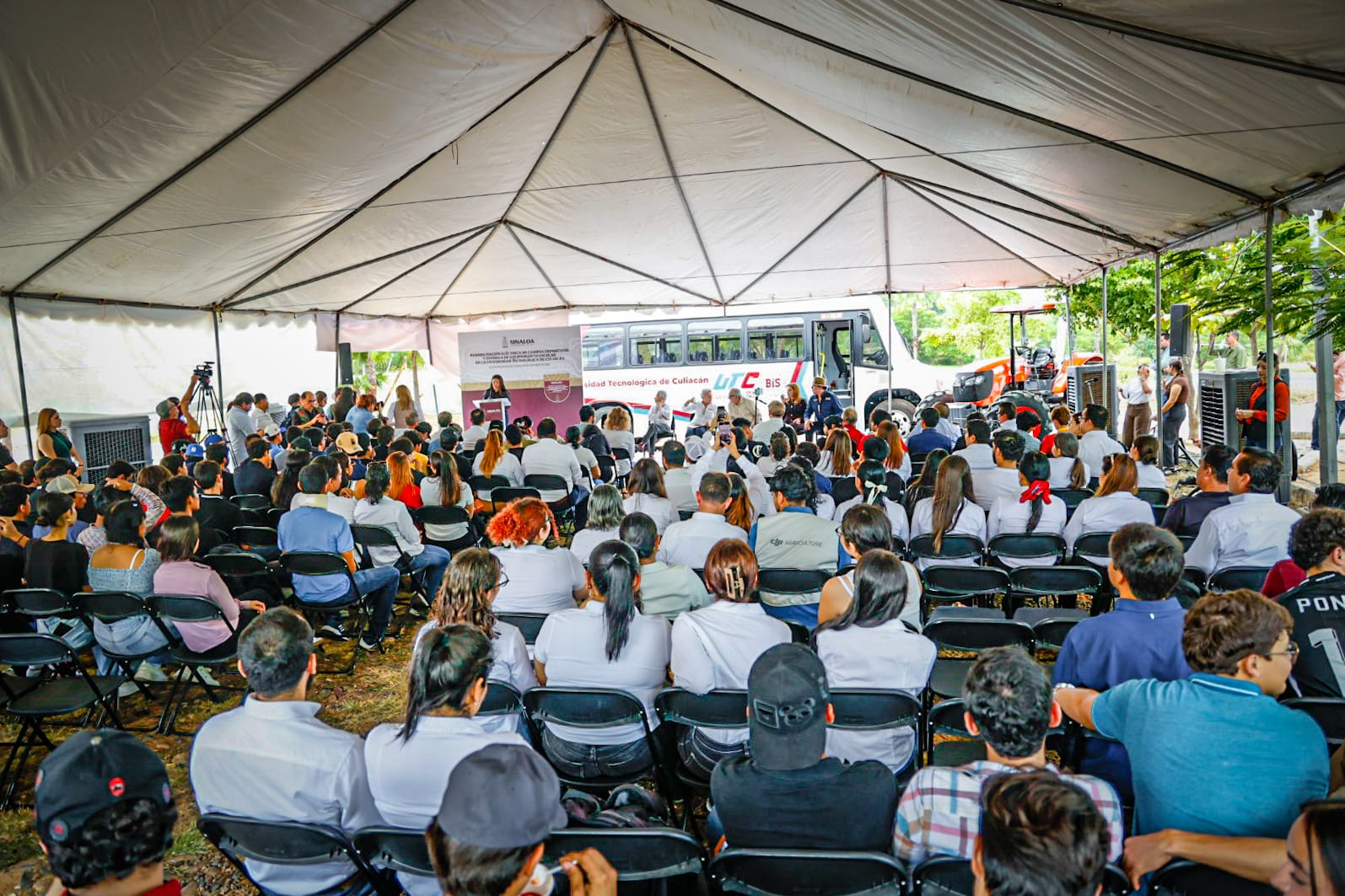 Rubén Rocha Moya entrega apoyos en la Universidad Tecnológica de Culiacán