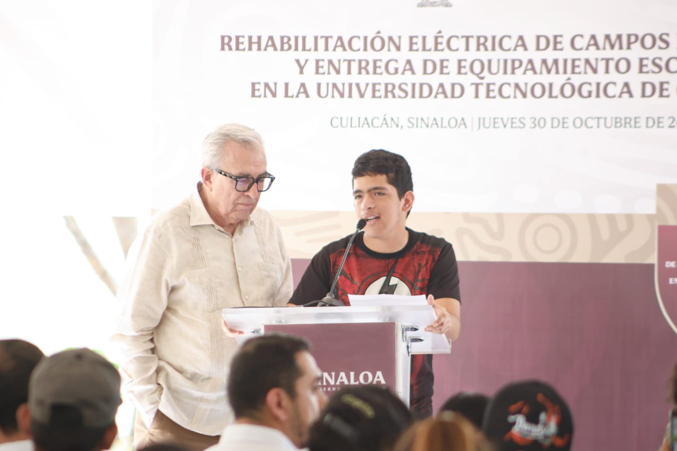 Rubén Rocha Moya entrega apoyos en la Universidad Tecnológica de Culiacán