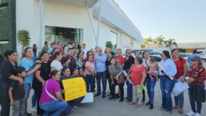 Rubén Rocha Moya se compromete a instalar subestación eléctrica en primaria de Caimanero, Guasave