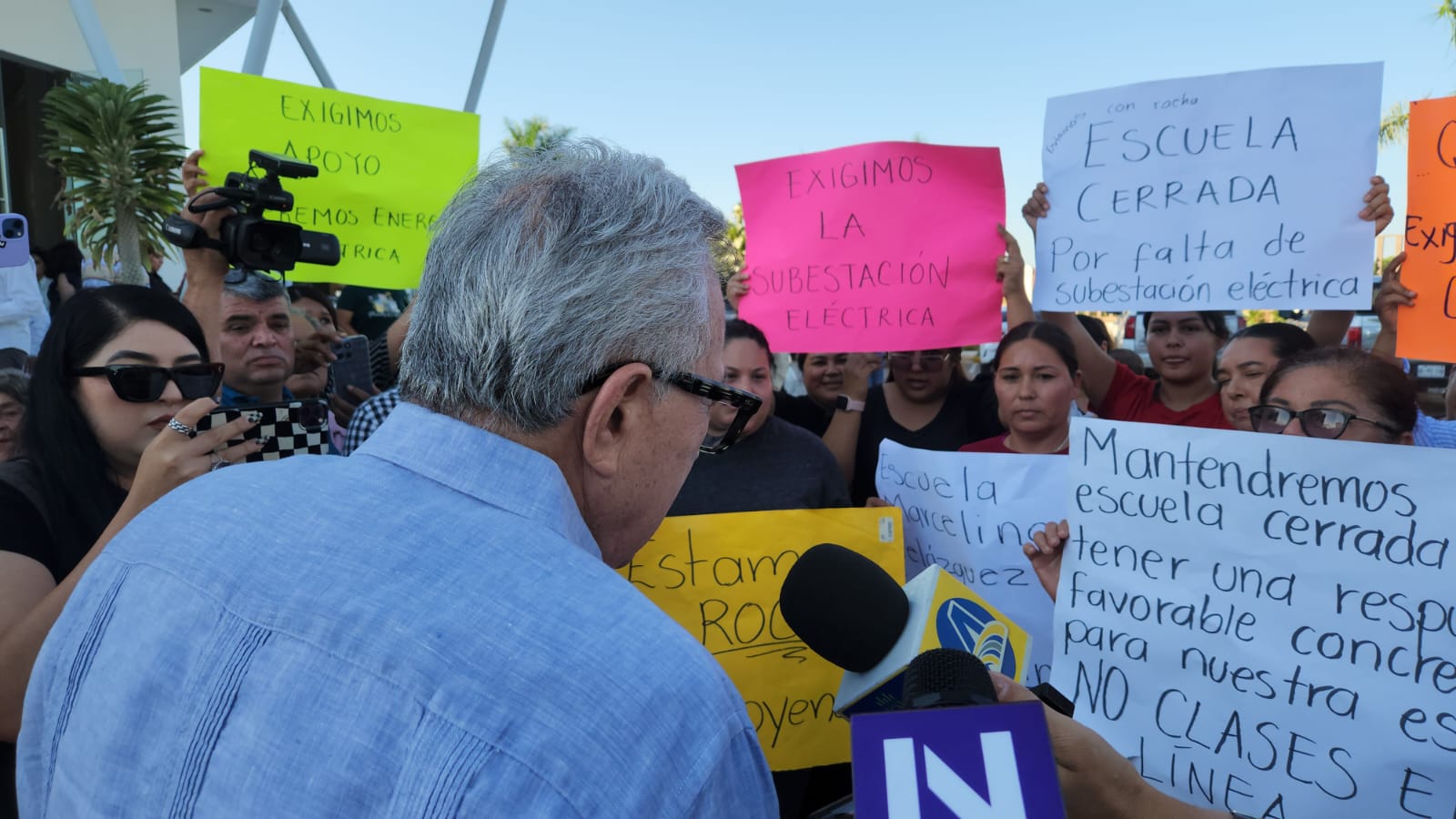 Rubén Rocha Moya se compromete a instalar subestación eléctrica en primaria de Caimanero, Guasave
