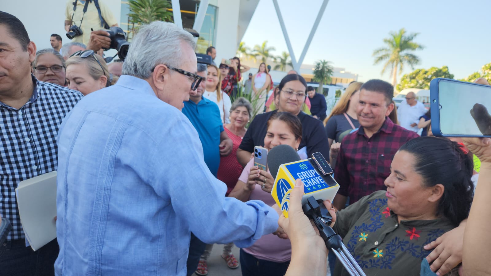 Rubén Rocha Moya se compromete a instalar subestación eléctrica en primaria de Caimanero, Guasave