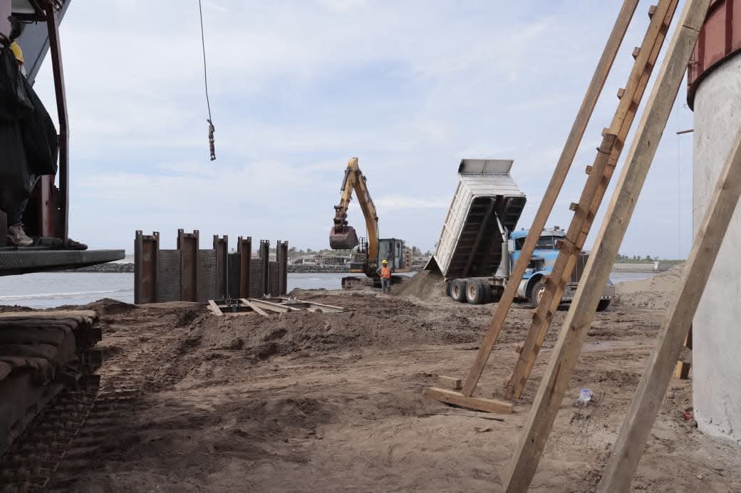 Rubén Rocha Moya supervisa avance en el puente Bellavista-Las Glorias