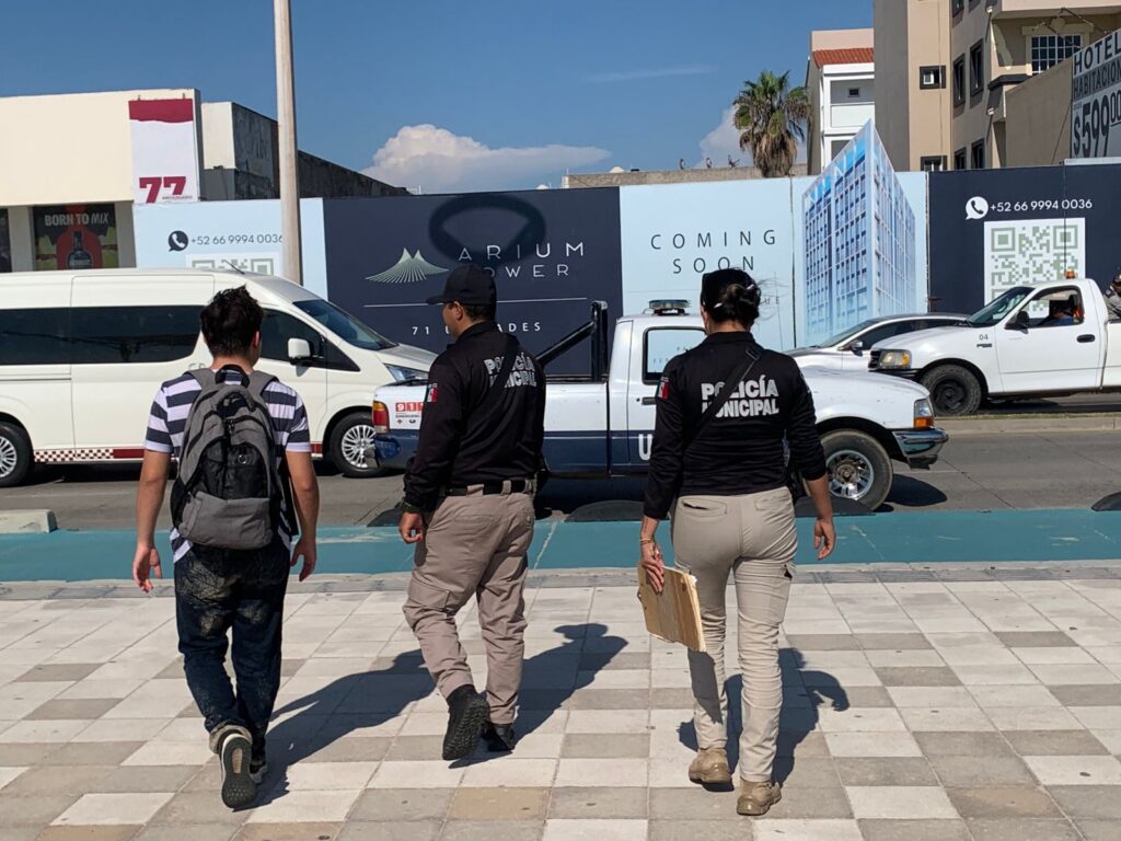 Rescatan a joven en playa Norte en Mazatlán