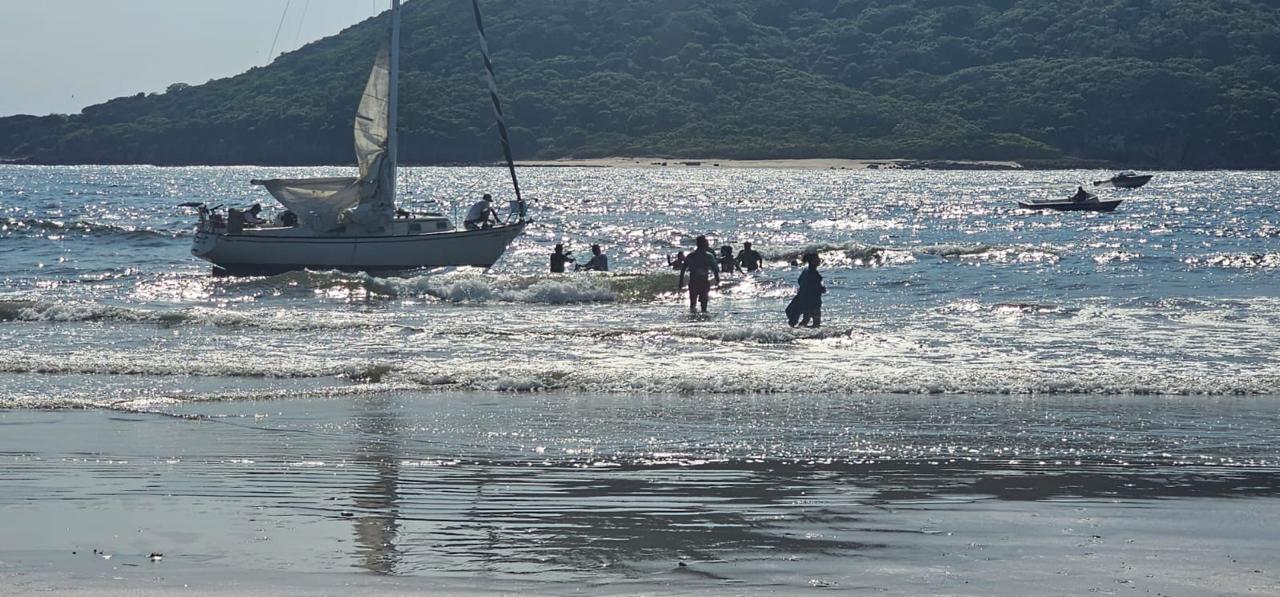 Salvavidas rescatan a tres personas del mar en Mazatlán, Sinaloa