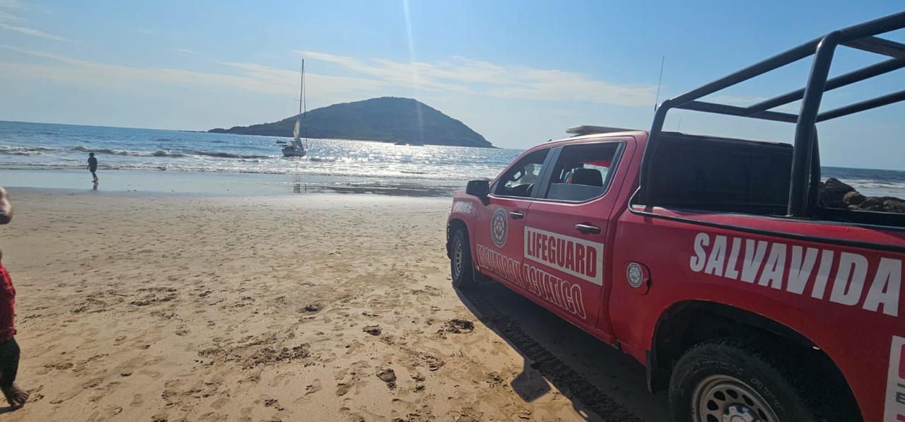 Salvavidas rescatan a tres personas del mar en Mazatlán, Sinaloa