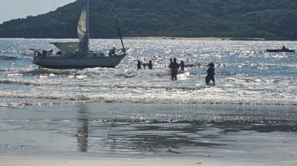 Salvan a tres personas tras falla mecánica de una lancha en Playa Sábalo, en Mazatlán, Sinaloa